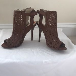 Guess high heels never been worn. Four inch heel.